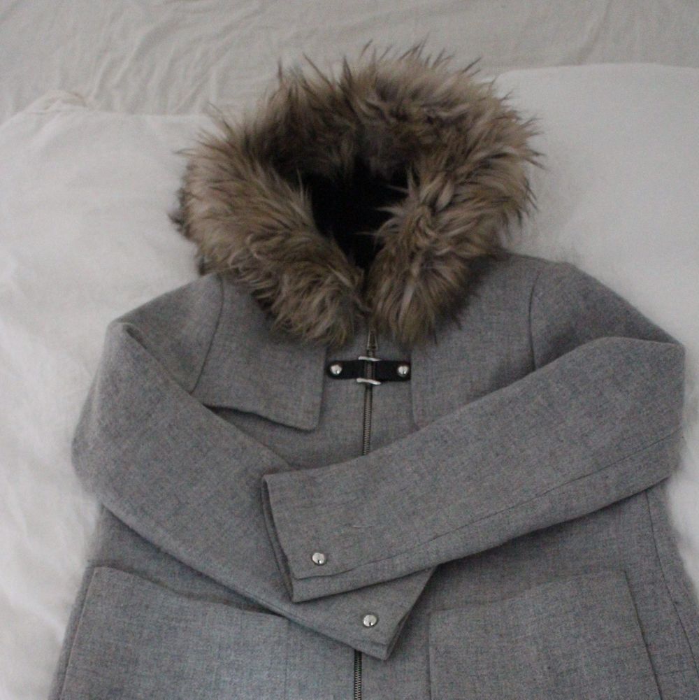 Very nice grey Zara Winter coat, it has been worn but is in very good condition! (No stains or marks). The size is L but can also fit a M.  The price is negotiable, so feel free to send me a message to discuss or if you want more information/pictures!☺️ I accept Swish and PayPal if you rather do that! . Jackor.