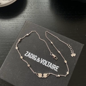 Zadig halsband - Så fint halsband från Zadig & Voltaire. Fint skick förutom några stenar som låstnat men inget man tänker på men därav de låga priset, köpt för ca 1600kr 💕