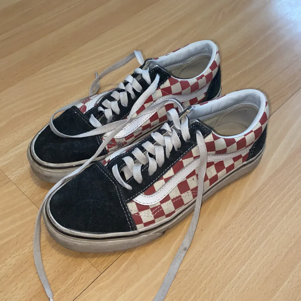 Säljer mina rutiga vans då jag inte får användning av dem💖 De har en blå fläck som jag inte vet om den går bort eller inte men man kan ju såklart tvätta de!❤️ Storlek 38,5! Frakten är spårbar 66kr. Skor.