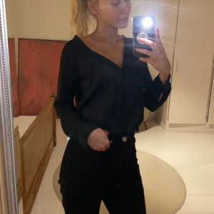 Fin blus från bik bok  - Super skön och fin blus i svart från bik bok🤍 Den är i storlek xs men passar mig som har S🥰