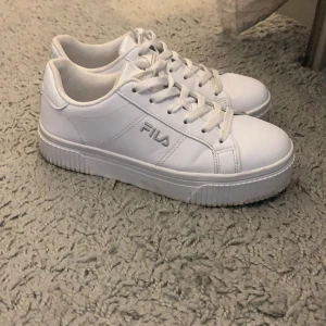 Fila skor 35 1/2 - Säljer mina fila skor i storlek 35 1/2 som är använda max 4 gånger!!! Passar mig som vanligtvis har 36 i skor!