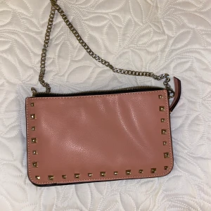 Väska  - Säljer denna väska från zara. Aldrig använd så i bra skick!!! Två olika färger och finns tre små fack. Säljer för 100kr+frakt. Skriv för frågor!!✌🏼😆