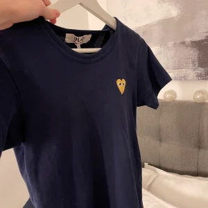 Comme des Garcons PLAY - INTRESSEKOLL🤍🤍 på denna superfina T-shirt från Comme des Garcons PLAY i storlek S som jag älskar! 💕 säljer endast vid bra bud! Buda privat eller i kommentarerna 💘