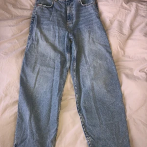 Jeans från zara storlek 38 - Smått ballongformade jeans med hög midja från zara, endast använda en gång!