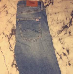 Mid rise skinny strl 26 ( stora i storkleken ) använda 3 gånger säljes pågrund av att de är förstora nypris 1000kr köpta på åhlens