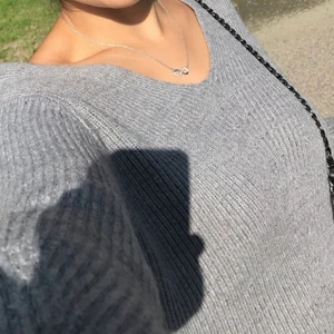 Grå V-ringad stickad tröja i strl S. - Denna är så fin, värt priset.
