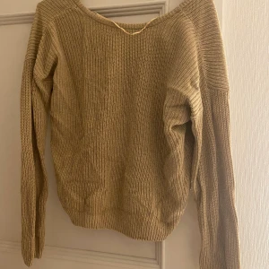 Beige/Brun stickad tröja från NAKD - Beige/Brun stickad tröja från NAKD med lite djup i ryggen. Lite oversized