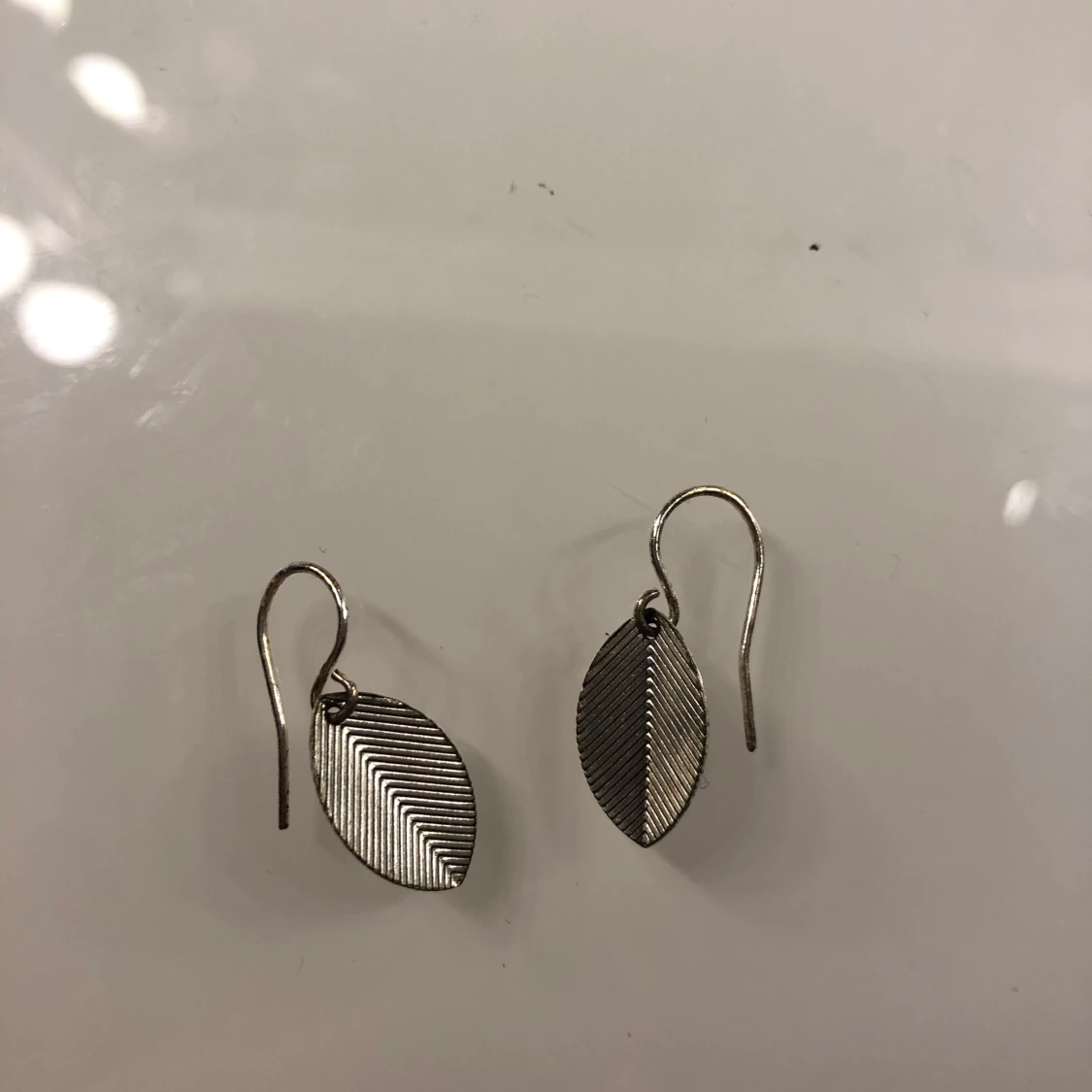 Lövformade örhängen