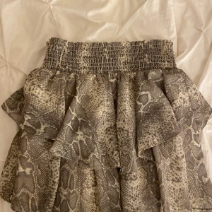 volangkjol med snakeprint✨✨ - Så snygg volangkjol med snakeprint🤍🤍