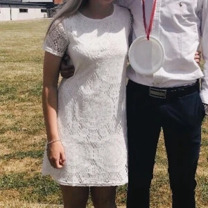 Vit klänning - Vit fin o somrig klänning. Fin till alla avslutningar som sker i sommar. Använd en gång vid min egna avslutning. Köparen står för frakt. Skicka dm för fler bilder. 