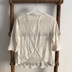 Vit topp - Plagget är sparsamt använt 🙂