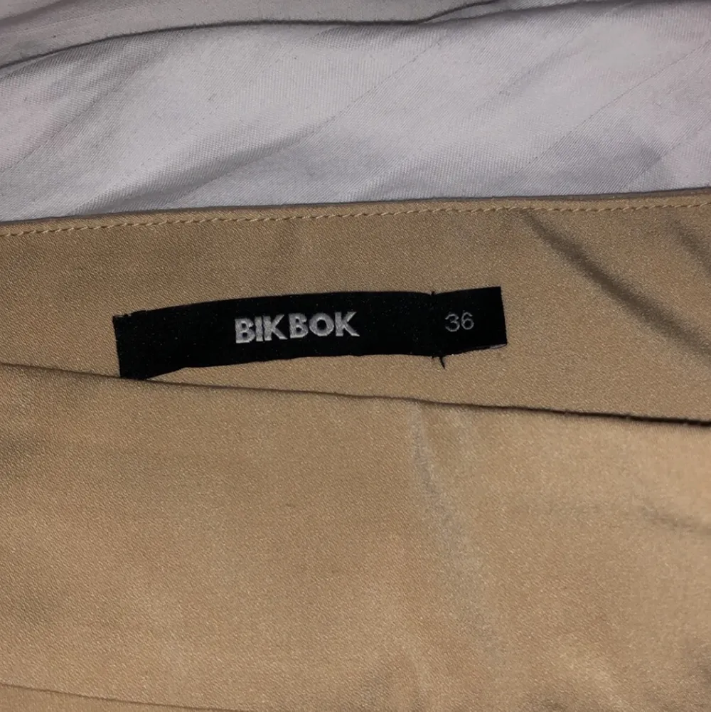 Köpta på bikbok för ett par månader sedan men kommer inte till användning. Nypris 299kr Mitt pris 100kr. . Jeans & Byxor.