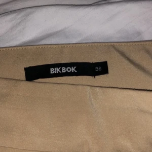 Wide leg trousers - Köpta på bikbok för ett par månader sedan men kommer inte till användning. Nypris 299kr Mitt pris 100kr. 