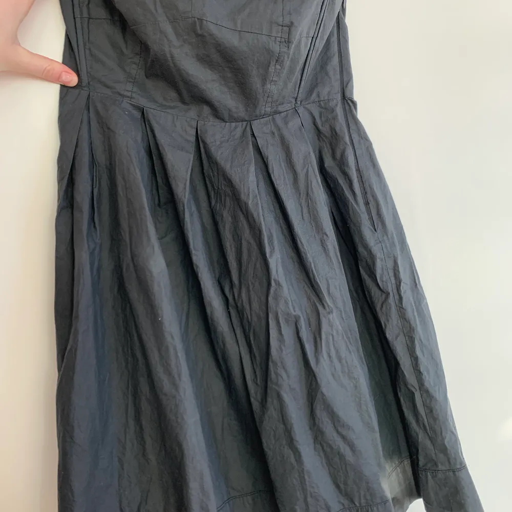 Säljer denna supersnygga svarta axelbandslösa klänning! Storlek S och kan skickas om köpare står för frakten på 66kr💞. Klänningar.