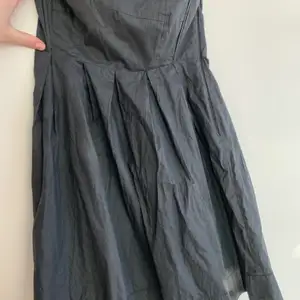 Säljer denna supersnygga svarta axelbandslösa klänning! Storlek S och kan skickas om köpare står för frakten på 66kr💞
