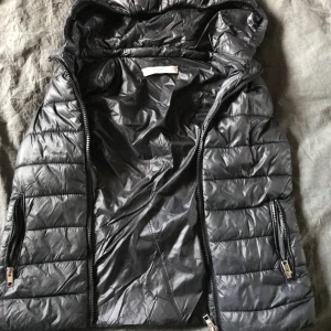 Mango väst - Fin väst från mango med avtagbar luva, strl s. Nämnt pris+frakt. Buda i kommentarerna, budgivningen slutar imorrn 18.00