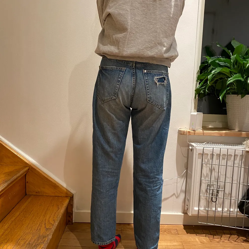 Boyfriend jeans från hm med hål i benet jättesnygga i storlek 24 pris 200kr( exklusive frakt) skriv om du är intresserad!! . Jeans & Byxor.