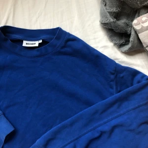 Blå vintage tröja - En blå collegetröja från weekday som sitter som en M/L. Jättefin lite oversized tröja perfekt till hösten och vintern. Skriv pm för mer info 🥰 Buda I kommentarerna!!!! Frakt 66