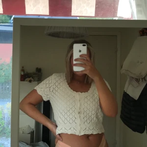 Virkad tröja  - Virkad liten tröja, köpt för några veckor sen bara. Den är nästintill oanvänd. Jag möts upp i Stockholmsområdet annars står du för frakt <3