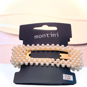 Hårspänne  - Ett jättefint hårspänne med vita pärlor på mer ett guld spänne. Köpt på Ur&Penn för 50kr. + 12kr i frakt. Oanvänd