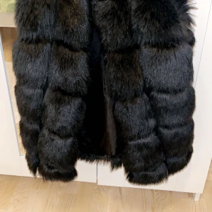 Pälsväst  - Säljer min svarta pälsväst (fuskpäls) i storlek xs då den är liten för mig. Dock står köparen för frakten  