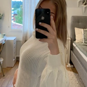 stickad tröja  - stickad tröja från shein i bra skick, aldrig använd endast testad! 