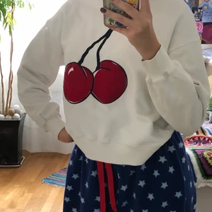 Sweatshirt  - En fin sweatshirt från zara Kids. Ett körsbärstryck på framsidan och på baksidan så står det ”sweet as cherry” passar mig som vanligtvis är en S💗 säljer för att jag inte längre använder den🌞