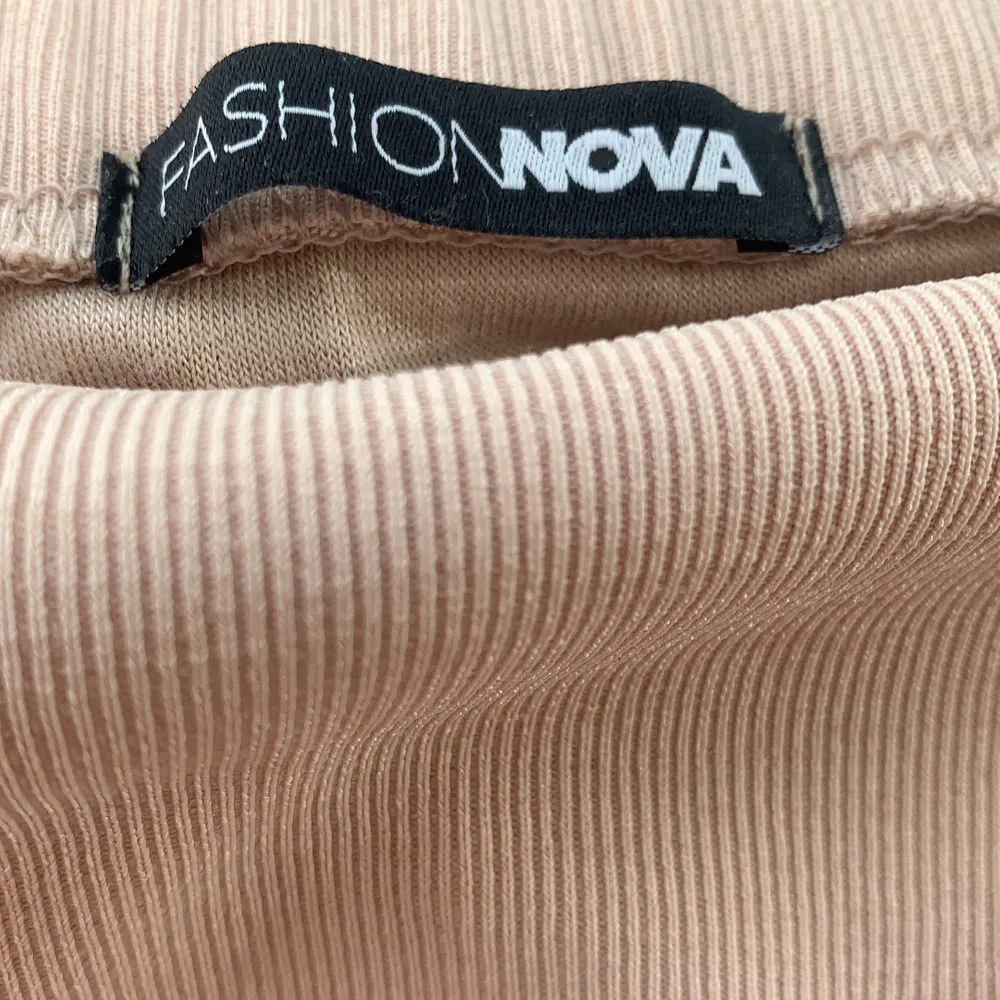2 delat set från Fashion Nova, oanvänd då den sitter lite för tajt på mig. Small (liten i storleken). . Klänningar.