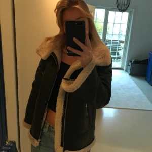 Jacka - Säljer denna pilotjacka, köpt för 900kr på nakd! Helt felfri och bara använd 1 gång! Frakten kostar 110kr annars kan jag mötas i Stockholm!