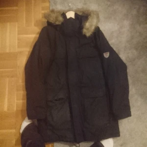 Canada Goose Jacka - Har en Canada Goose jacka som aldrig använt. Mycket snygg och varm jacka.