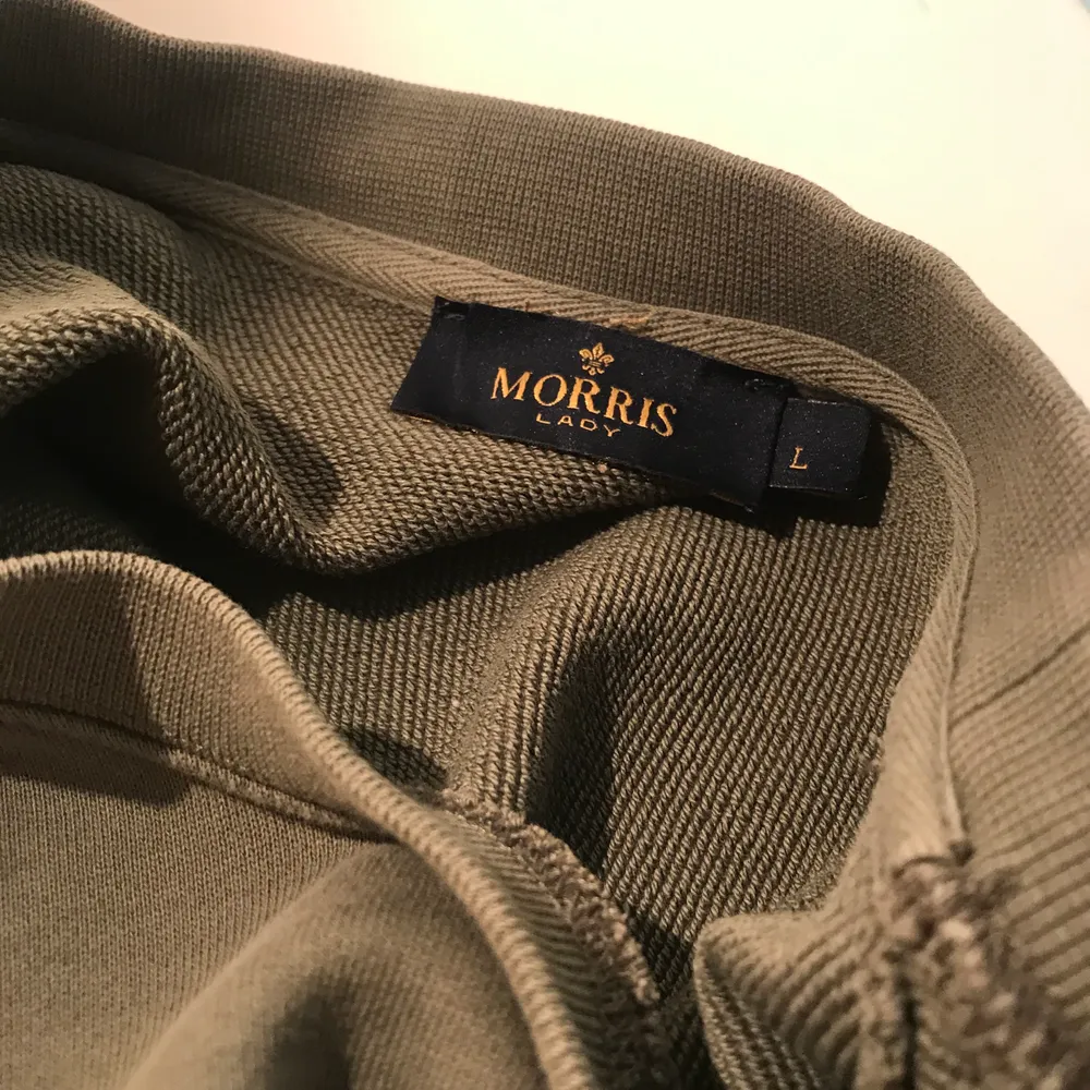 Säljer nu min superfina Morris tröja i en perfekt höstfärg. Men har dock en tråkig fläck fram vilket sänker priset! . Tröjor & Koftor.