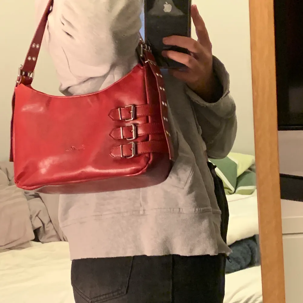 Jag säljer min helt oanvända röda väska som jag köpte från Humana. Den är som ny, jättefint skick och är i en perfekt storlek! Den har justerbara band, samt två små fack inne i väskan! Köpte den för 320kr💕✨✨✨ kan mötas i Stockholm + frakta (ni står för kostanden)💕. Väskor.