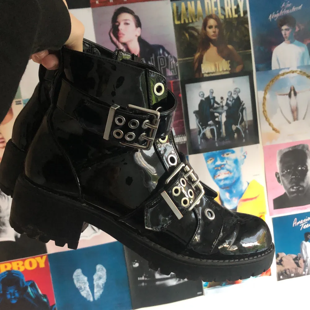 Intressekoll på dessa supersnygga boots från asos som jag använder för lite men syns ändå på dem att de är använda. Annars bra skick. Lite små repor och märken. . Skor.