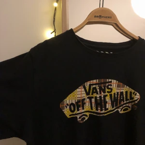 Vans T-shirt - Fet Vans tisha. För liten på mig och det är därför jag säljer den. Köp nu