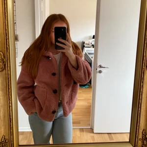 Zara rosa teddyjacka  - Teddyjacka från Zara i strl M, jag har S i vanliga fall och har haft denna i oversize, men funkar både S och M. Denna är så fin och har gillat den jättemycket men nu får den flytta vidare!💞 200 kr eller bud i kommentarerna! Kan skickas mot frakt!🧸