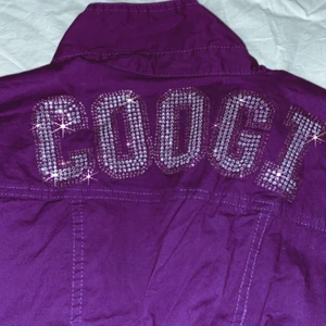 Coogi 90’ Vintage Klänning Lila Strass M - Vintage 90’s klänning från Coogi med strass på ryggen! 💫 Buda i kommentarerna - bud höjs med 10kr. Köparen står för frakten! 💘📦