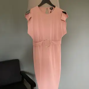 Ej använd (lappen kvar), rosa, figursydd klänning strl 36 med fint skärp som detalj. 