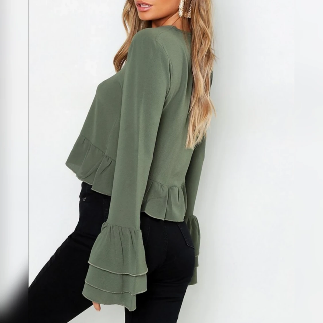 Khaki-färgad topp med volangärmar - 90