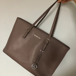 Michael Kors Bag  - Mikael Kors Väska, fin mörk lavender färg. Ordinarie pris: 3499:- ( i New York) säljes för 1000:- frakt ingår i priset. 