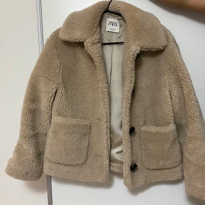 Beige teddyjacka från Zara strl XS - Köparen står för frakten