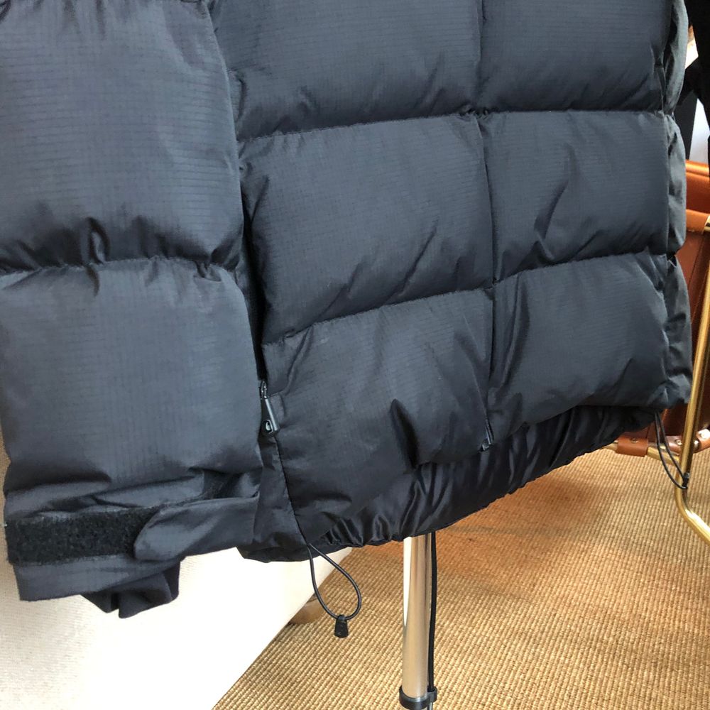 Sail Racing M Cape Down jacka. Försiktigt använd och i bra skick. 5st fickor varav en är på insidan av jackan. Justerbar huva, armar och längst ner vid midjan. Rätt stor i storleken så passar M också. Ny pris 3500kr. Pris kan diskuteras vid snabb affär.. Jackor.