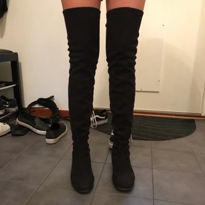 Höga skor med knytning - Höga svarta skor med knytning, storlek 37 