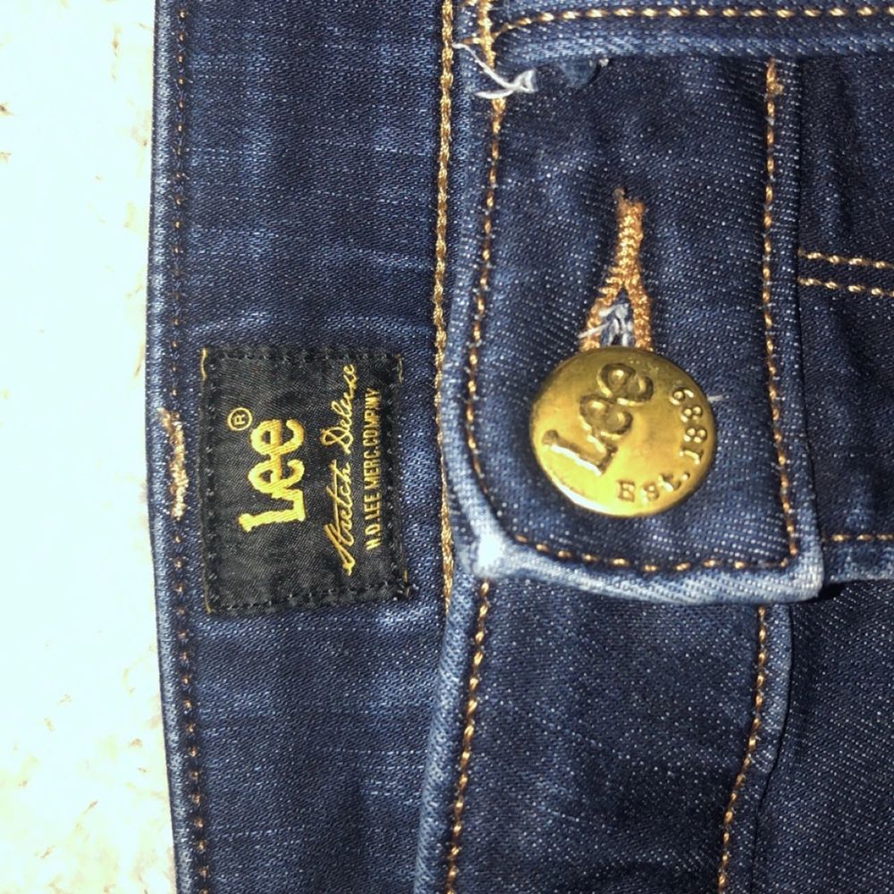 Jättefina lee jeans i ett bra skick! Köpta för 799kr <3. Jeans & Byxor.