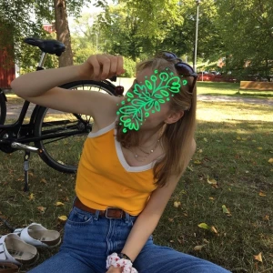 tracy singlet i orange - somrigt, vackert linne från monki. kan mötas upp i växjö annars står köparen för frakten.😇