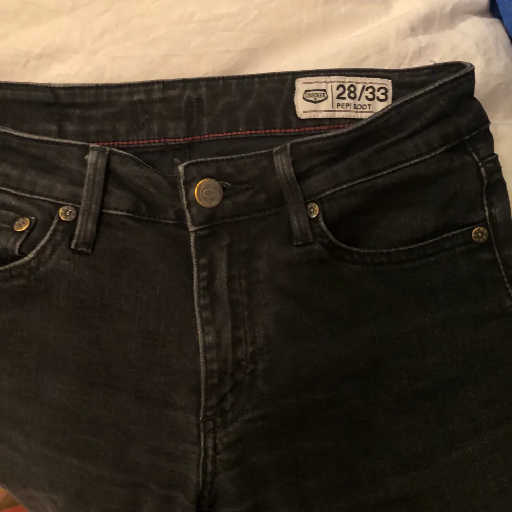 Hej! Jag ska sälja dessa jeans från Crocker i st 28/33. De passar även mig och brukar ha 34 och 36 i byxor! Skriv vid intresse. Högstbjudande får dem. Mycket bra skick ( är 170 cm ). Jeans & Byxor.