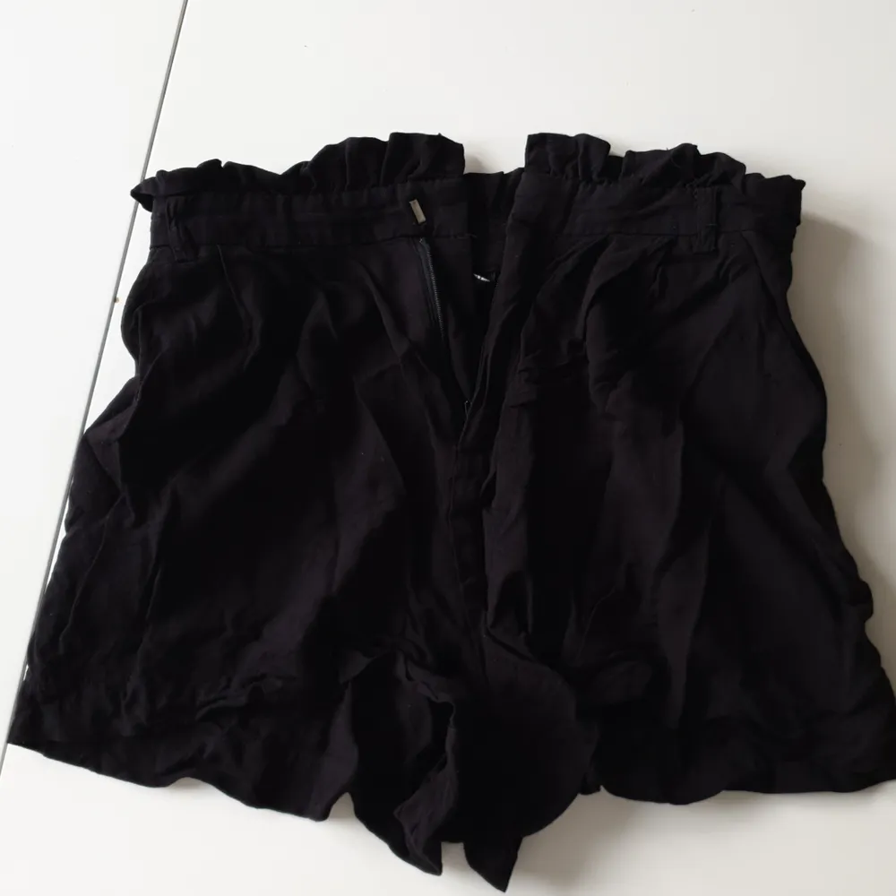 Svarta shorts med ett luftigt tyg . Shorts.