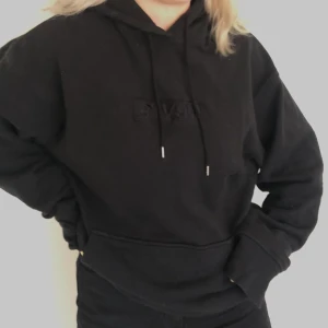 Levi’s hoodie  - Jättesnygg svart  hoodie från Levi’s. Köpt på herravdelningen, därför är den oversized och jättemysig! Även väldigt bra skick då den knappt är använd. Köparen betalar frakt 