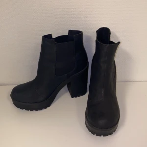 Höstsko med chunky klack.  - Jättesköna klackskor med resår i sidan, lätta att ta på och rätt sköna att gå i. Har ej används på länge och i väldigt fint skick! Klackhöjd 10 cm, platå 2,5 cm. 