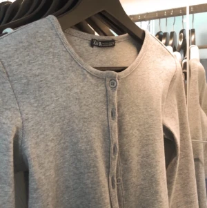 Grå kofta - Grå kofta från zara. Aldrig använd. Säljes p.g.a att jag skulle lämna tillbaka den men råkade ta av lappen. Sänkte nyss priset från 100 till 80. Orginalpris 169kr.