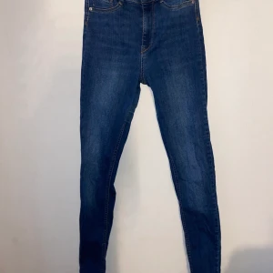 Byxor - Ett par super fina blåa Molly jeans från Gina tricot. Använt några gånger. Super fina på men är tyvärr för stora för mig. ( frakt tillkommer )